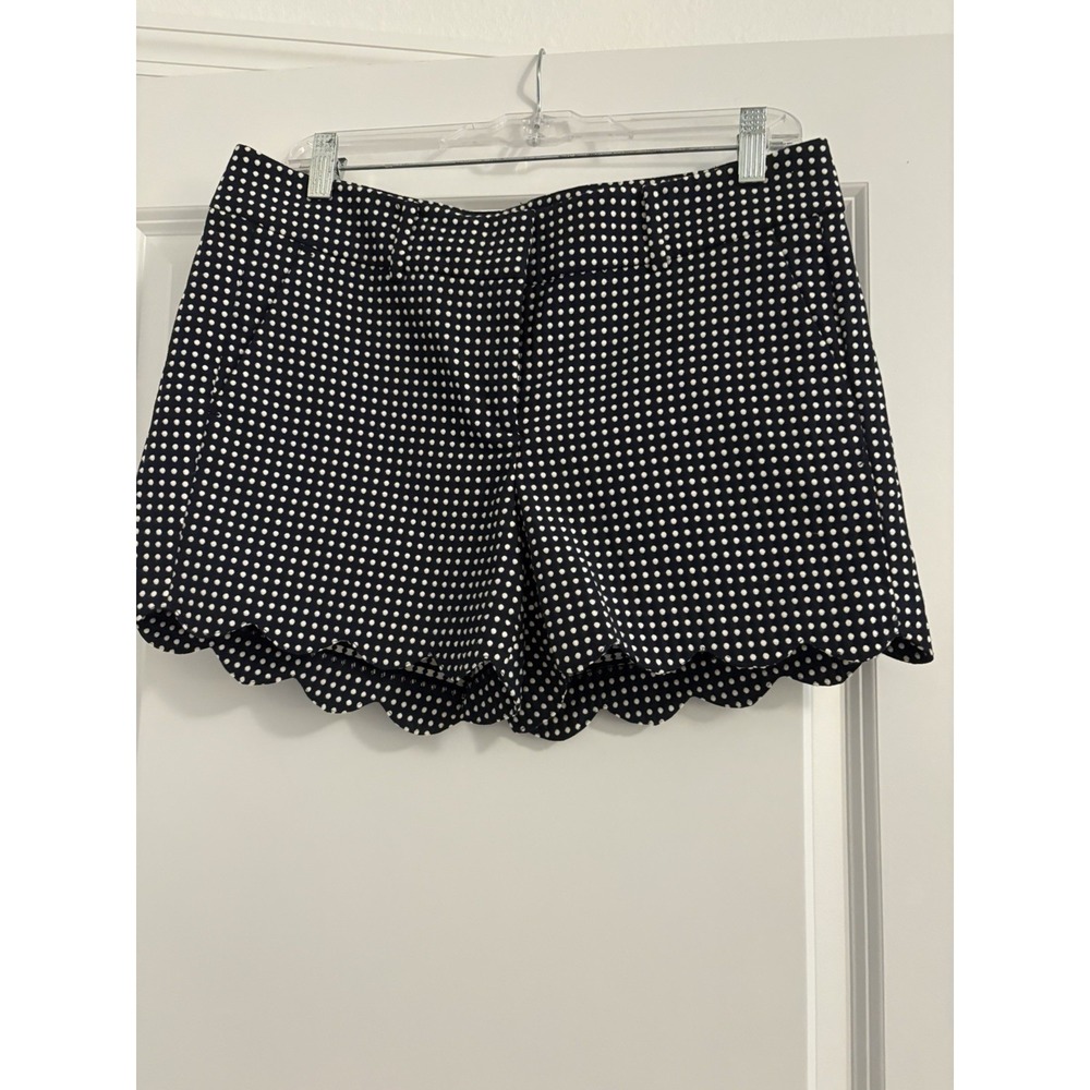 Ann Taylor Signature Fit Shorts, Size 6P. Black and White Scalloped Hem